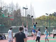 强队在比赛中势不可挡,夺得锦标赛冠军英文 强队在比赛中势不可挡,夺得锦标赛冠军英文